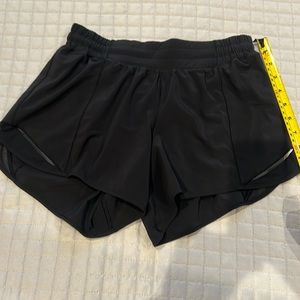 Lululemon Hotty Hot Lined 4” shorts
